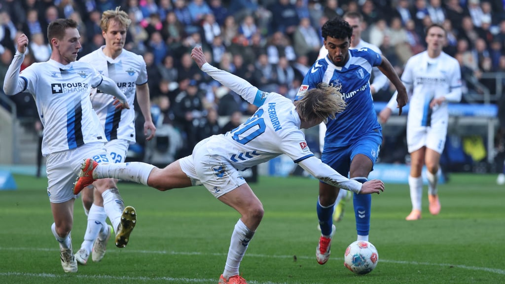 Rayan Ghrieb (rechts) vergab für den 1. FC Magdeburg die große Chance zum 1:1.