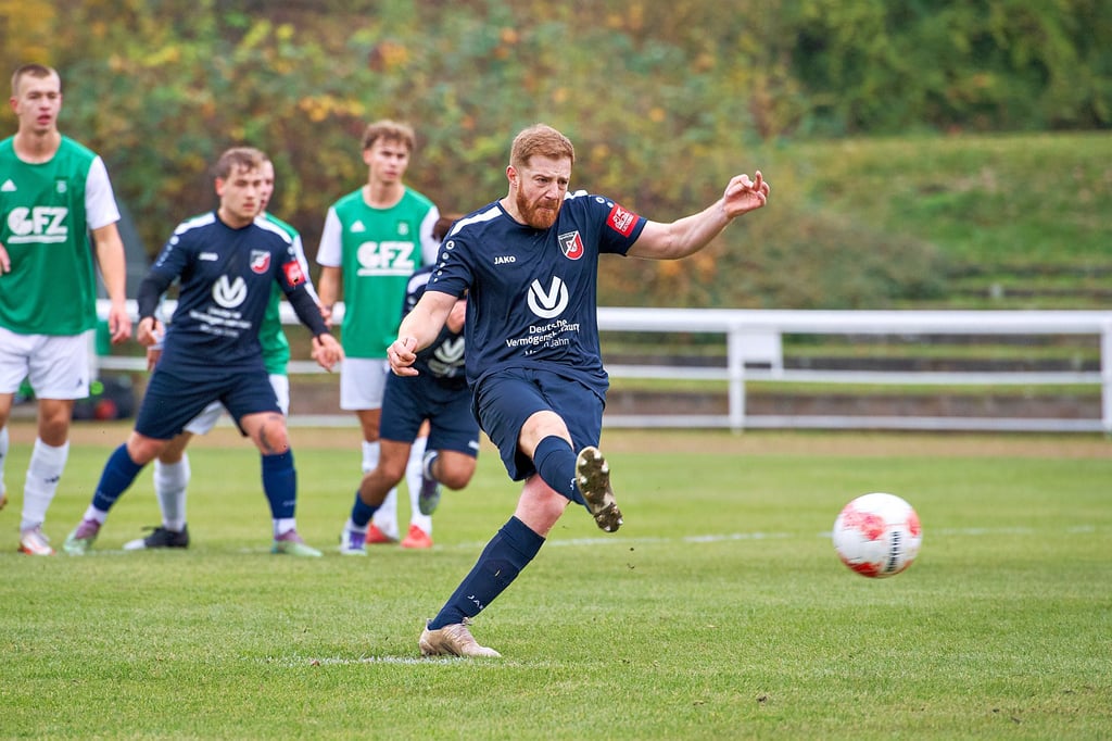Nejervan Solivani verwandelt einen Foulelfmeter zum 2:0 für die Naumburger, muss dann aber in der zweiten Halbzeit mit einem Nasenbeinbruch ausgewechselt werden.
