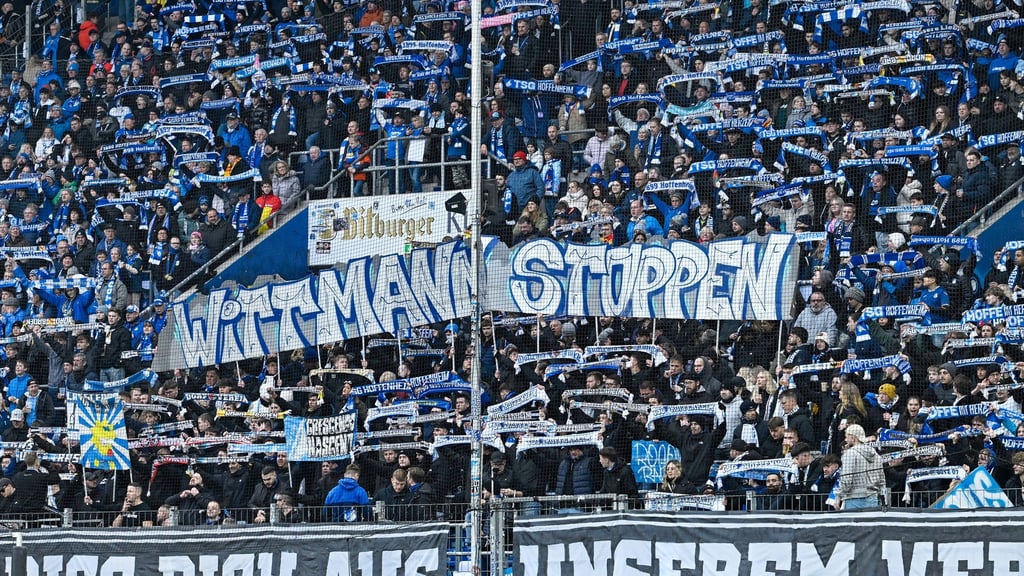 Hoffenheimer Fans protestierten beim Spiel gegen Leipzig gegen Spielerberater Roger Wittmann.
