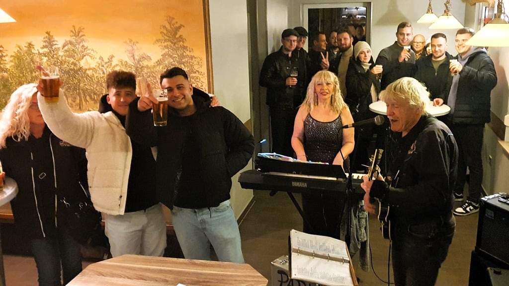 Kneipenfest 2025 in Zerbst: In Hebäckers Gaststube „ZUst Stadtmauer“ unterhielten Papa Joe und Jordanka die Gäste mit handgemachter Live-Musik.