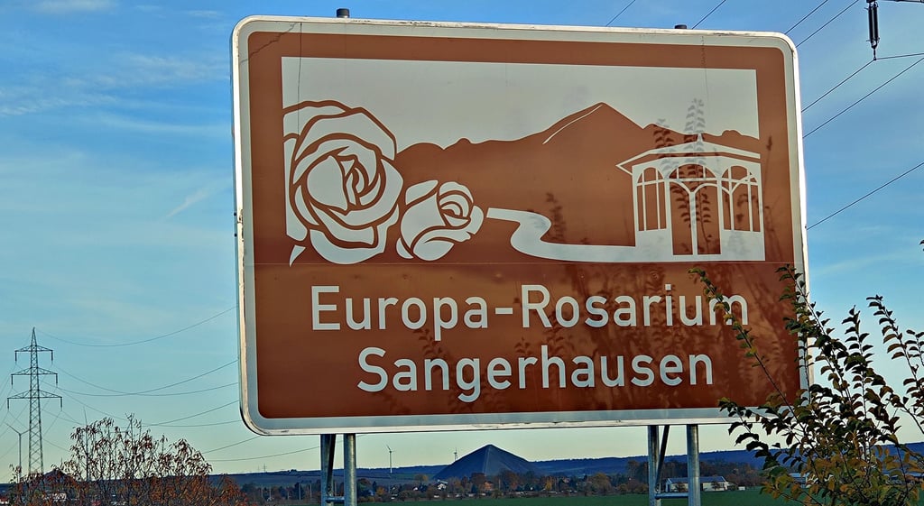 Jetzt montiert: die neuen Rosariumsschilder auf der A38. 