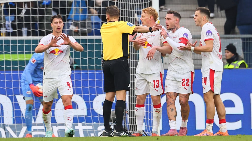 Er hat gedrückt! RB-Führungsspieler beschweren sich nach dem 2:1 bei Patrick Ittrich.