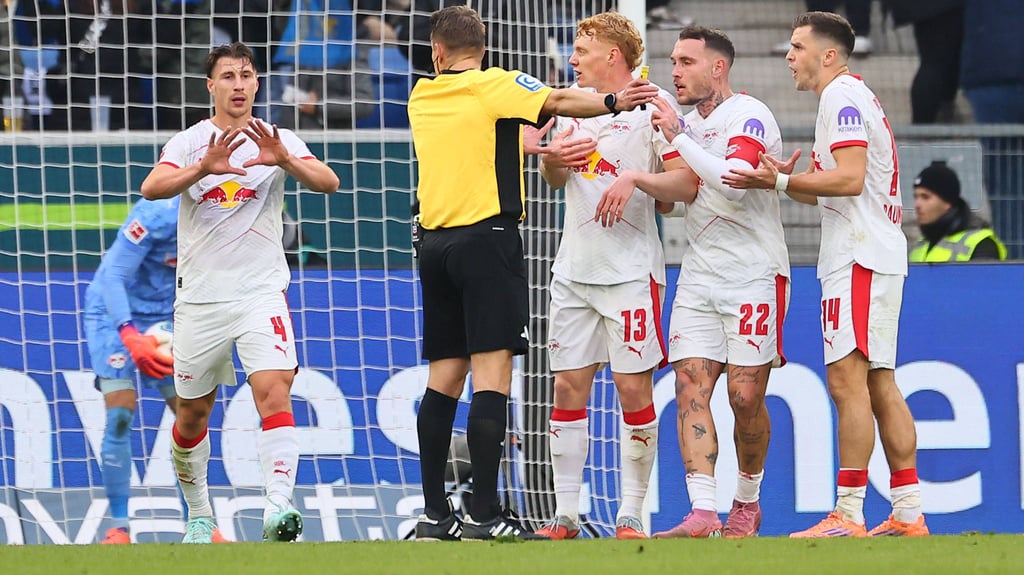 Er hat gedrückt! RB-Führungsspieler beschweren sich nach dem 2:1 bei Patrick Ittrich.