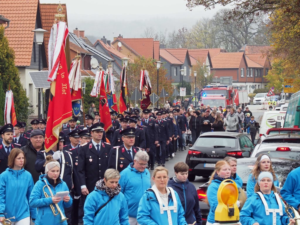 Mit einem Umzug vom alten zum neuen Gerätehaus wurde ein neues Kaptitel der Osterwiecker Feuerwehrgeschichte eingeleitet.