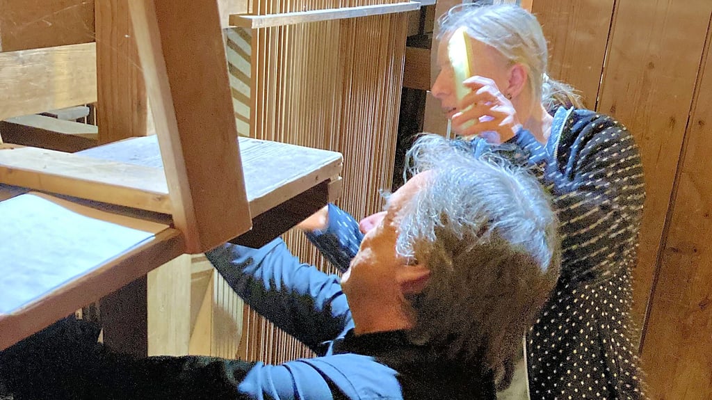 Pragmatisch veranlagt: Organist Jens Goldhardt zwängte sich mit Tina Fabian mitten im Konzert  in das enge Orgelgehäuse, um den „hängenden Ton“ zu beseitigen. 