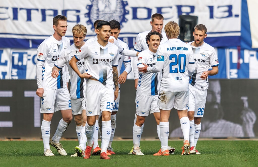 Sebastian Klaas (r, SC Paderborn 07) jubelt mit Teamkollegen nach seinem Treffer zum 1:0.