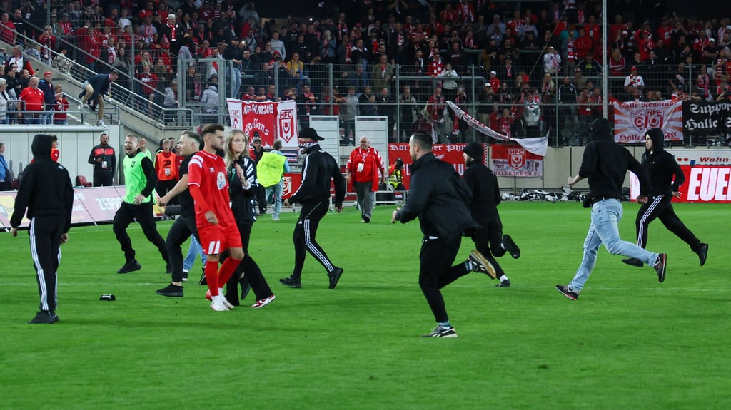 Der Platzsturm nach dem Derby gegen Chemie Leipzig kostet den HFC.