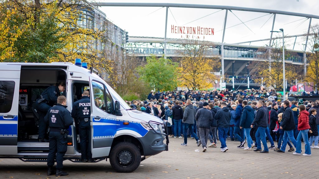 Polizeieinsatz vor dem Stadion in Hannover.