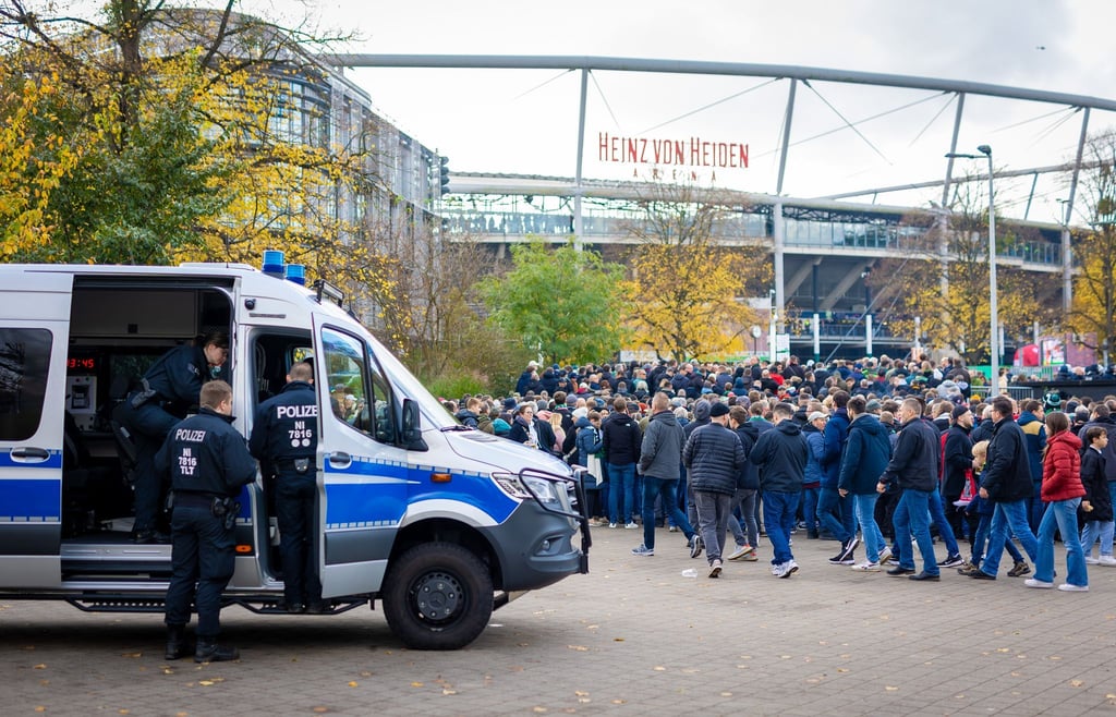 Polizeieinsatz vor dem Stadion in Hannover.