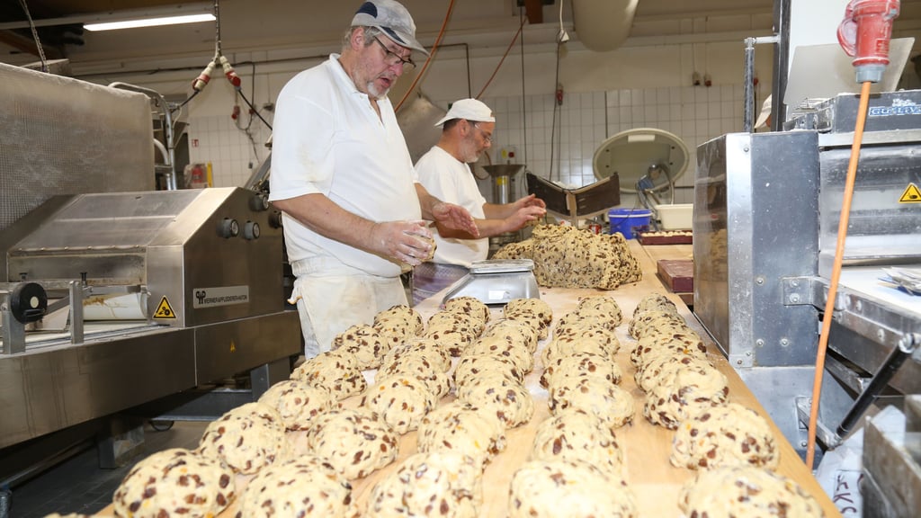 Thomas Bleistein (vorn) und Holger Funke von der Bäckerei Schwarz produzieren Stolle wie am Fließband.