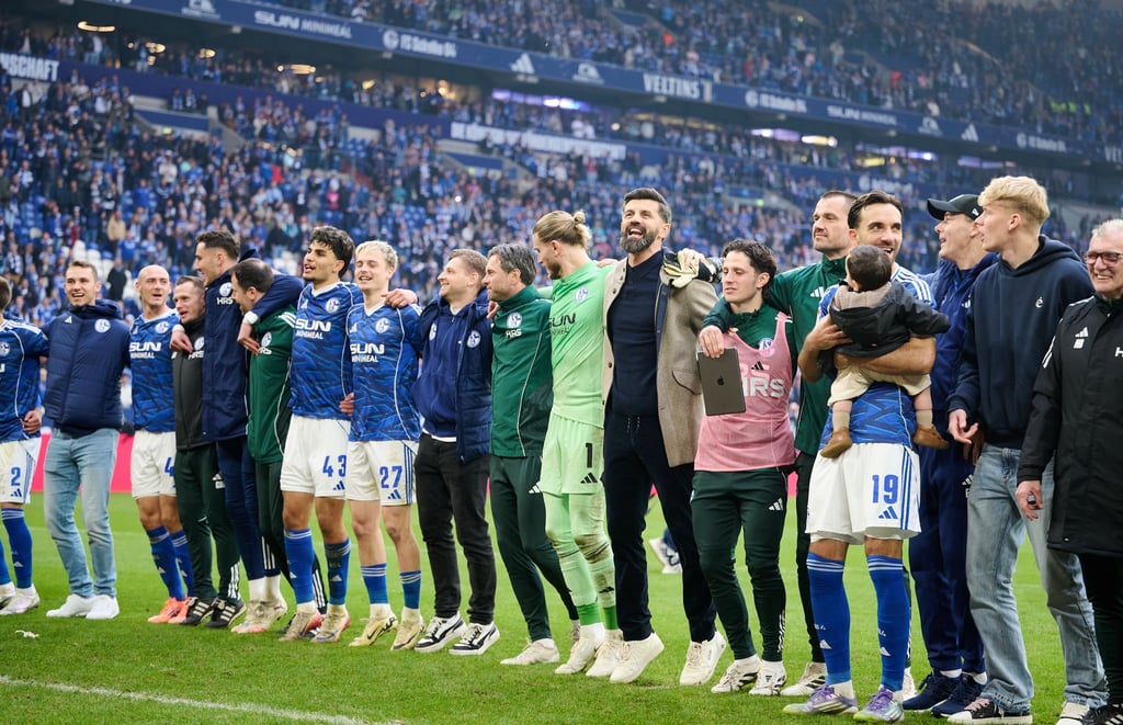 Hüpfend feierten die Schalker den Sieg vor der Fankurve.