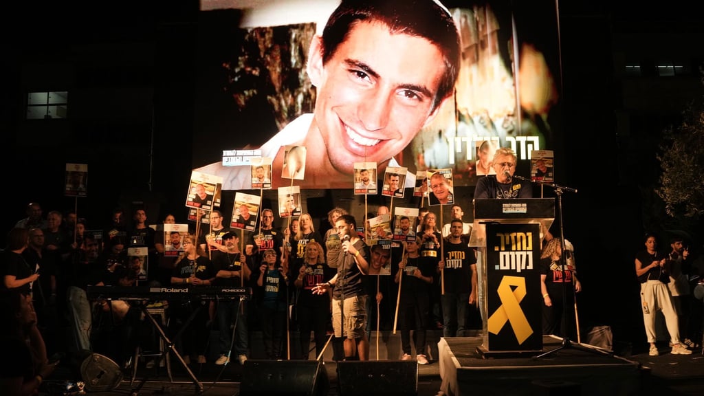Ein Bild von Hadar Goldin bei Kundgebung in Tel Aviv.