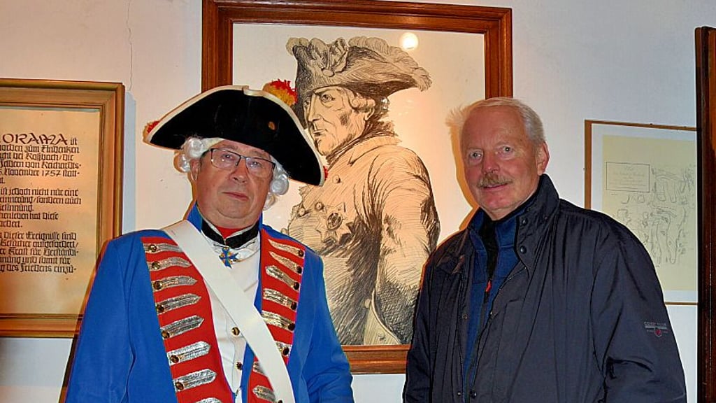 Karl-Heinz Födisch (r.) hatte Steingeschosse von der Schlacht bei Roßbach am Südfeldsee gefunden und dem Verein von Matthias Krämer (l.) geschenkt. Im Hintergrund hängt ein Bild von Friedrich II.