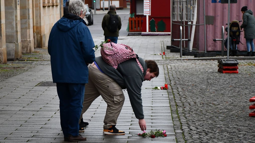In Magdeburg wurde zum Prozessauftakt gegen den Täter an die Opfer des Anschlags auf den Weihnachtsmarkt erinnert.