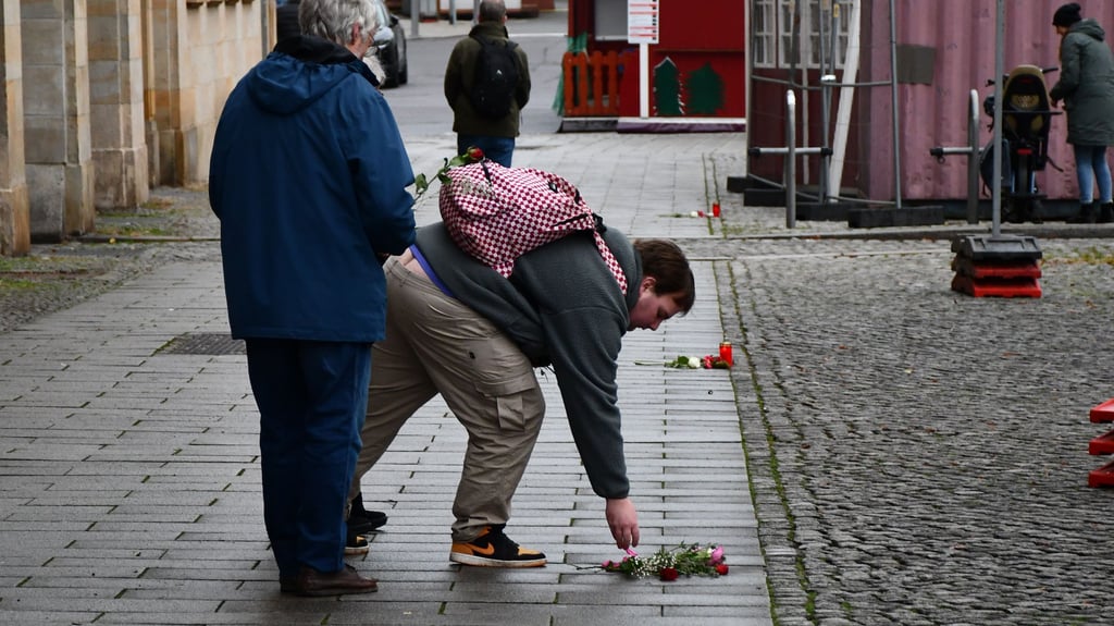 In Magdeburg wurde zum Prozessauftakt gegen den Täter an die Opfer des Anschlags auf den Weihnachtsmarkt erinnert.