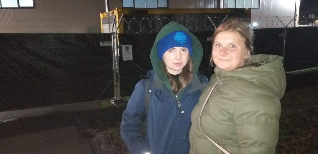 Xenia (l.) und Lina gegen 6 Uhr vorm Eingang zum Behelfsgericht in Magdeburg. Bereits gegen 5 Uhr hatten sie sich dort postiert und waren die ersten Besucher des Prozesses gegen den Attentäter vom Weihnachtsmarkt. 