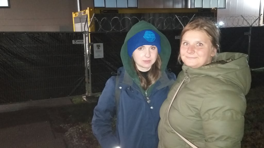 Xenia (l.) und Lina gegen 6 Uhr vorm Eingang zum Behelfsgericht in Magdeburg. Bereits gegen 5 Uhr hatten sie sich dort postiert und waren die ersten Besucher des Prozesses gegen den Attentäter vom Weihnachtsmarkt. 