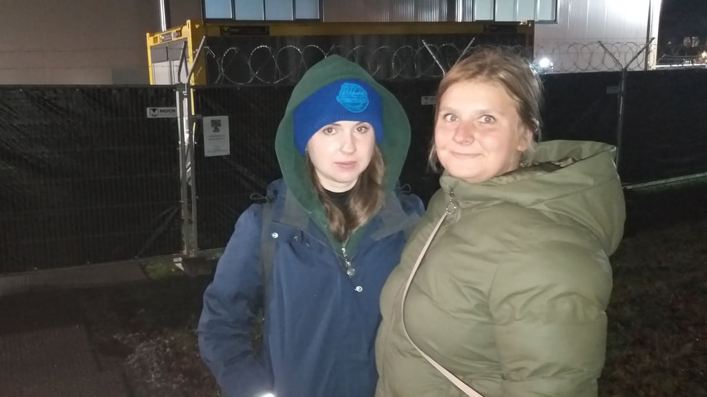 Xenia (l.) und Lina gegen 6 Uhr vorm Eingang zum Behelfsgericht in Magdeburg. Bereits gegen 5 Uhr hatten sie sich dort postiert und waren die ersten Besucher des Prozesses gegen den Attentäter vom Weihnachtsmarkt. 