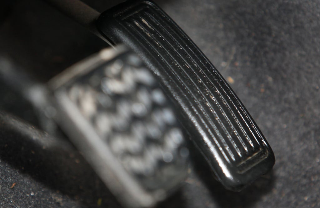 Der Mann kam auf das Gaspedal und fuhr plötzlich los. 