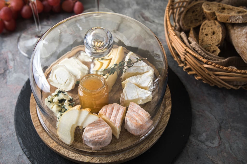 Sie möchten, dass der Käse möglichst lange genießbar bleibt? Dann setzen Sie lieber auf eine Käseglocke statt Silica-Gel.