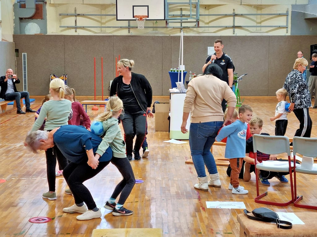 In Wulfen startete am Sonnabend das Projekt  „Bewegte Familie“ von Landessportbund und Gesetzlichen Krankenkassen mit einer Erwärmung.