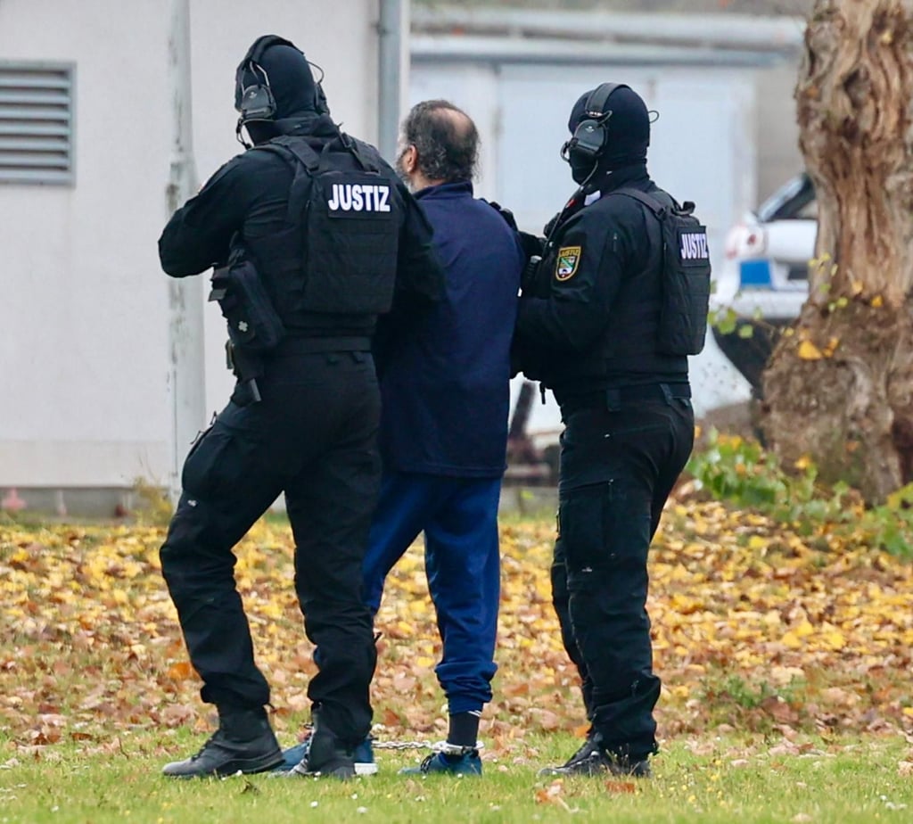 Nach der Ankunft in Magdeburg wurde der Angeklagte von zwei Beamten zum Fahrzeug geführt, mit dem er zum Behelfsgericht gebracht wurde