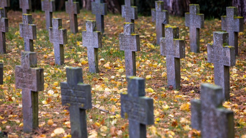 In Sachsen-Anhalt gibt es annähernd 1.000 Orte mit Kriegsgräberstätten und 38.000 Kriegstoten. (Archivbild)