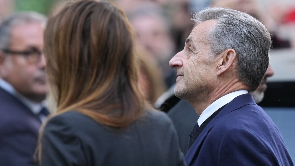 Frankreichs inhaftierter Ex-Präsident Sarkozy kann das Gefängnis unter Auflagen verlassen. (Archivbild)