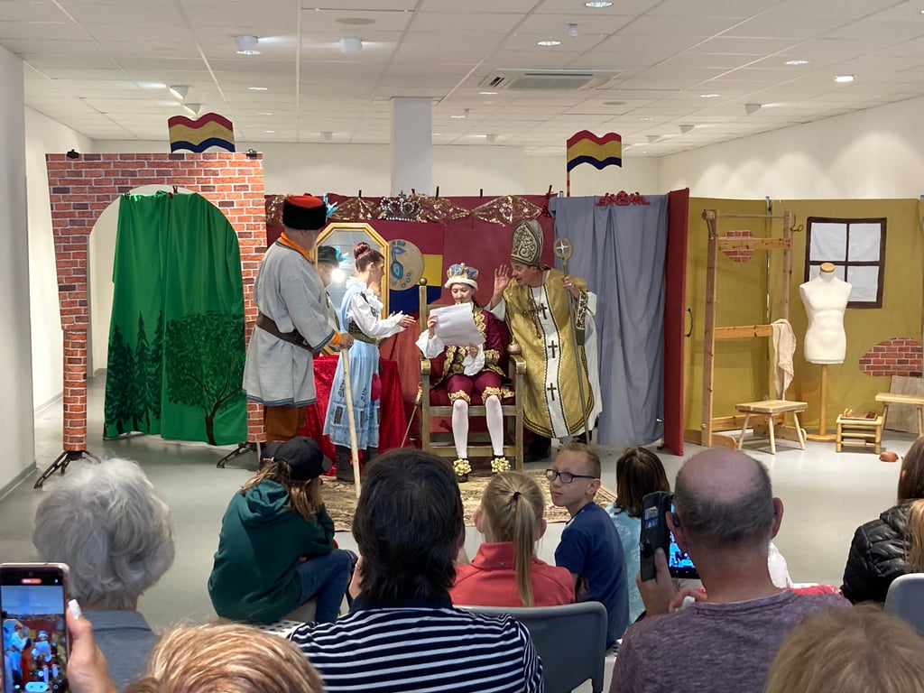 Das Burger Bürgerensemble feiert mit einer eigenen Version vom Klassiker „Des Kaisers neue Kleider" in einem leerstehenden Ladenlokal Premiere beim 1. Offenen Puppen- und Kindertheaterfestival.
