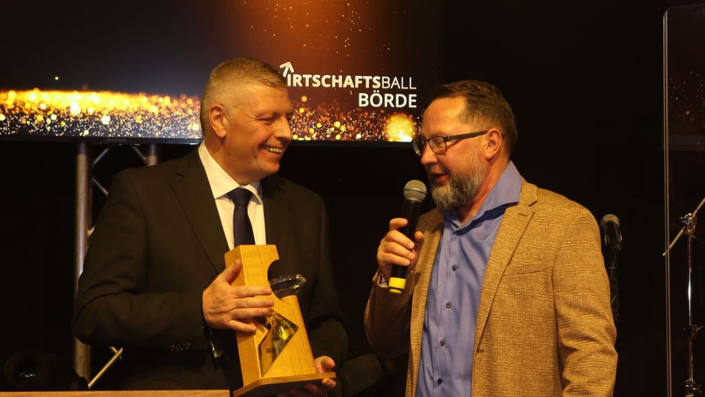 Der Bürgermeister der Hohen Börde, Andreas Burger (links), überreicht Stefan Gland den Preis "Unternehmen des Jahres".