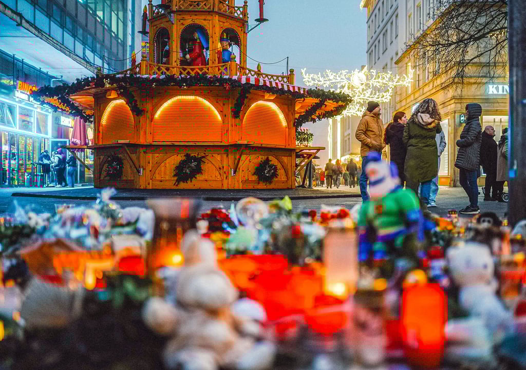 Entsetzen und Trauer herrschte an den Tagen  nach dem Anschlag.   Im Hintergrund ist die große Weihnachtspyramide zu sehen.