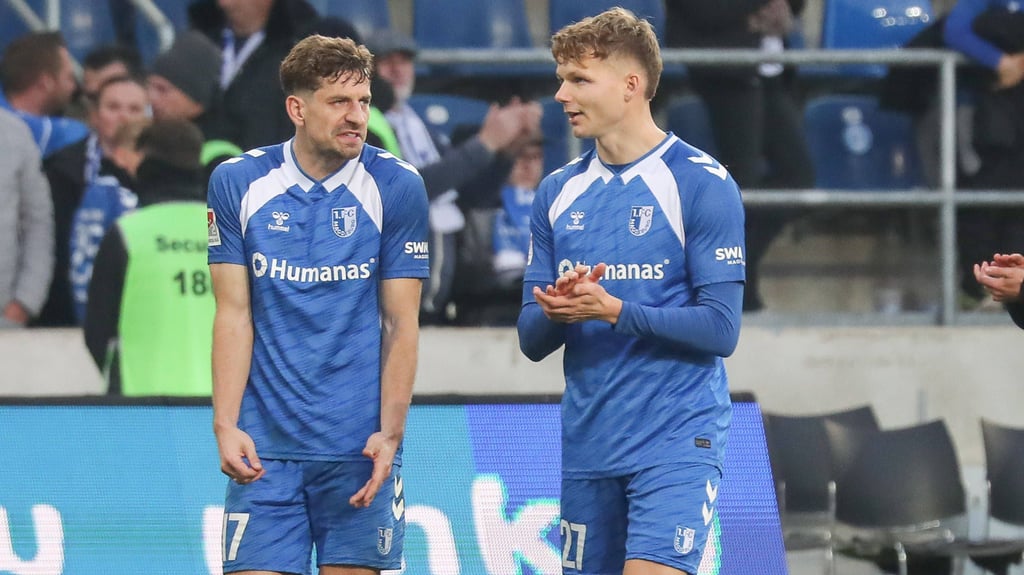 Alexander Nollenberger (li.) und Philipp Hercher nach der verlorenen Heimpartie gegen den SC Paderborn.
