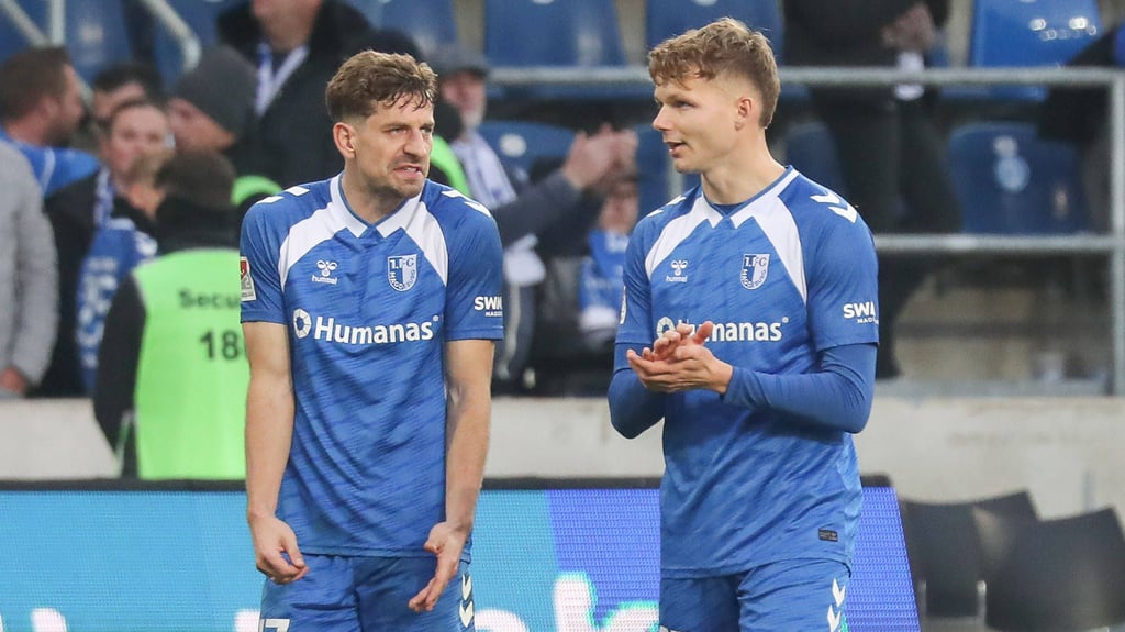 Alexander Nollenberger (li.) und Philipp Hercher nach der verlorenen Heimpartie gegen den SC Paderborn.