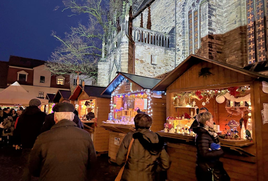 Der Umzug des Weichnachtsmarktes vom Kugelbrunnen auf den Marktplatz hat sich gelohnt.