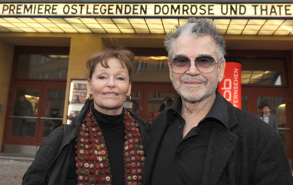 Das Schauspielerpaar Angelica Domröse (l.) und Hilmar Thate posiert vor dem Babylon Kino in Berlin vor der Premiere ihres Films "Ost-Legenden: Domröse & Thate".