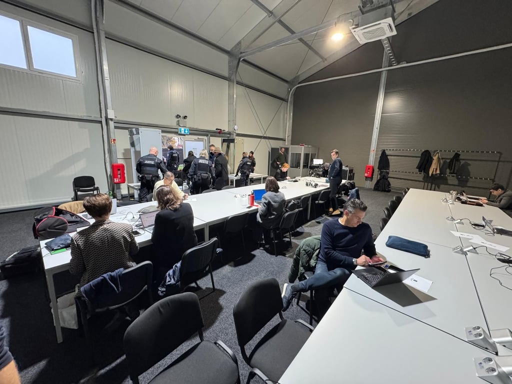 Blick in den Bereich des Magdeburger Behelfsgerichts, in dem die Medienvertreter arbeiten.