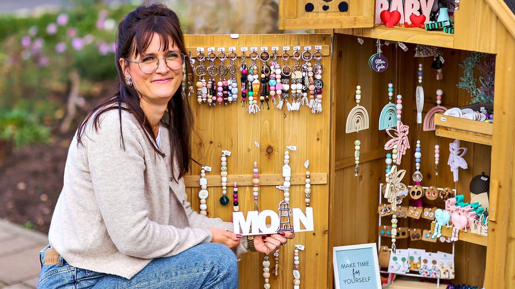 „Selfmade-Schmuckstücke von Katja Imhof“ gibt es im neuen Schmuck- und Dekohäuschen „Konfetti-Kiste“ in Zöschen. 