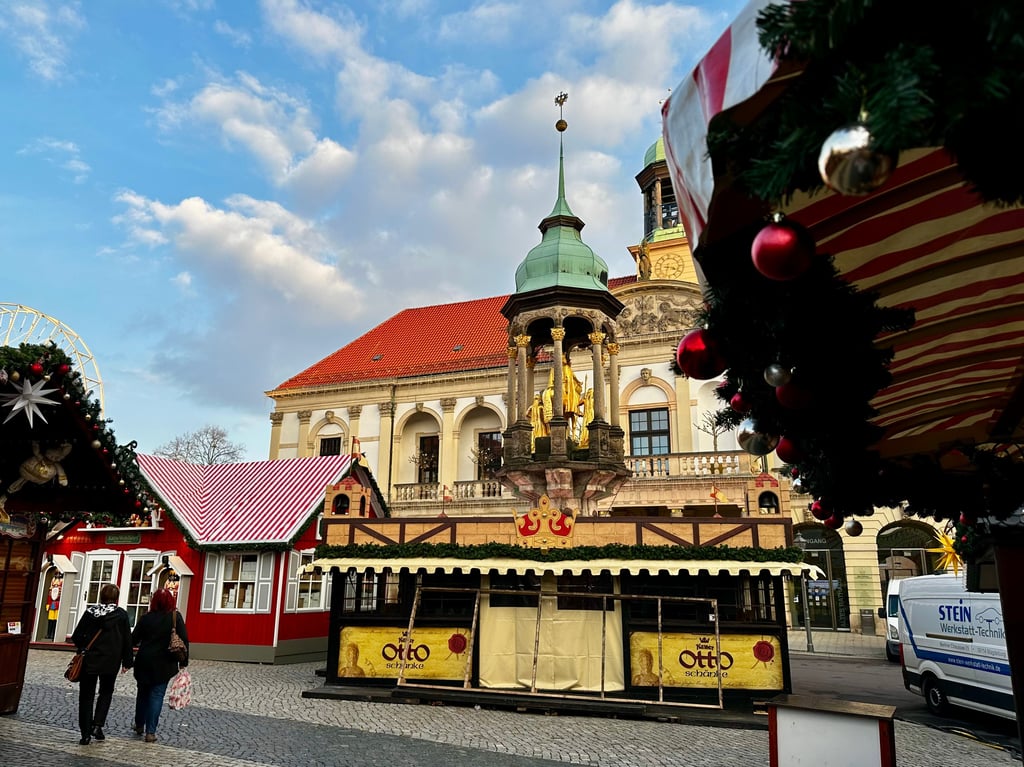 Während draußen der Magdeburger Weihnachtsmarkt schon fast aufgebaut ist, tagt drinnen der Stadtrat. 