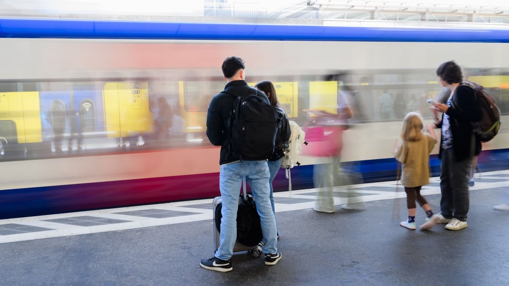 Immer mehr Menschen fahren in Niedersachsen mit Regionalzügen. (Archivbild)