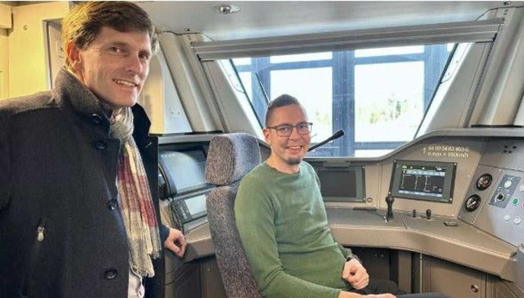 Lokführer Florian Andrä (rechts) und Länderbahn-Chef Stephan Naue waren das erste Mal in ihrer neuen Bahn.