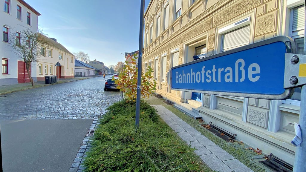 Oben eine Huckelpiste, darunter marode: Die Bahnhofstraße in Osterburg muss saniert werden.