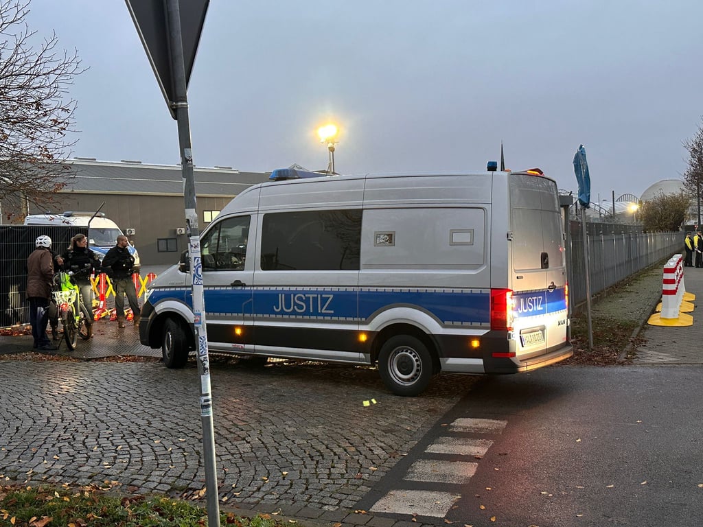 Erste Fahrzeuge der Justiz treffen vor dem Behelfsgericht in Magdeburg ein. Dort beginnt heute der Prozess gegen den Amokfahrer vom Weihnachtsmarkt.