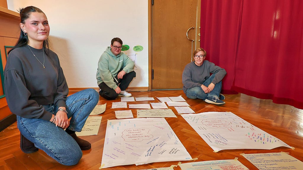 Emily Hofmann, Yannik Straube und Sam Jacobi (v.l.n.r.) sind selbst ehrenamtlich tätig und wollen auch andere Leute dazu animieren. Dazu haben sie mit 22 anderen jungen Menschen aus der Region Ideen zusammengetragen, Interviews geführt und Fotos gemacht, aus denen Flyer und Plakate entstehen sollen.