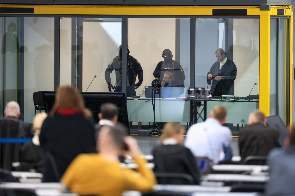 Der Angeklagte Taleb al-Abdulmohsen sitzt zu Prozessbeginn in einem kugelsicheren Glaskasten im Gerichtssaal im temporären Gerichtsgebäude des Landgerichtes Magdeburg.