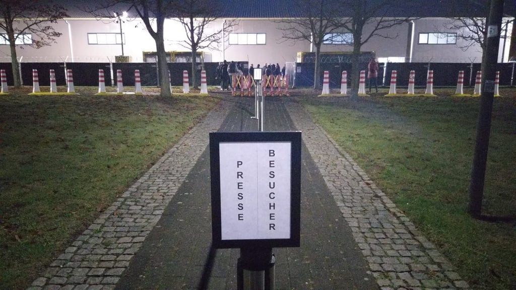 Ein Schild, das weit vor dem Eingang steht, weist den Weg. Der große Andrang vor dem Behelfsgericht in Magdeburg ist noch nicht da.