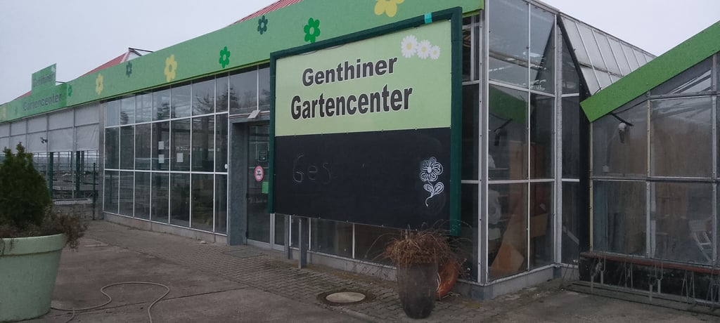 Das Genthiner Gartencenter ist im Herbst 2025 geschlossen. Die Aufschrift auf der Tafel, die darauf hinweist,  ist verblasst.