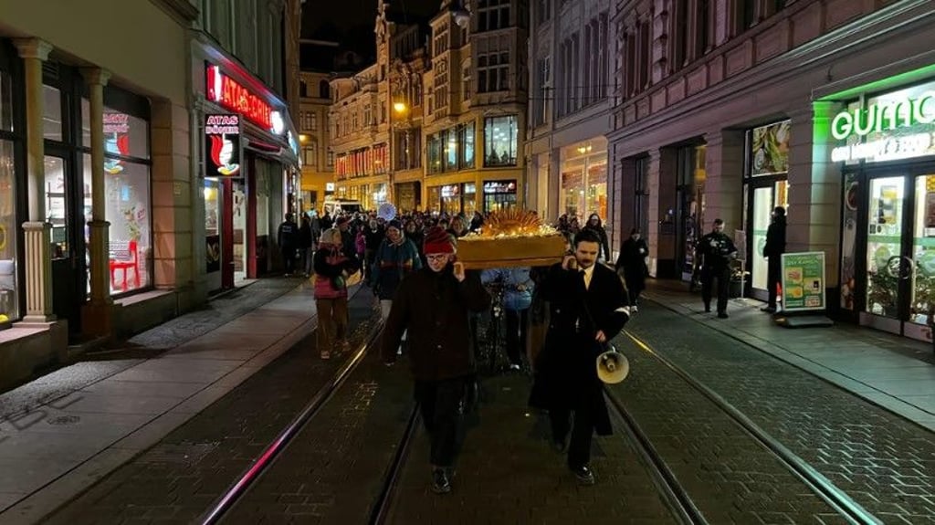 Ein veganer Mettigel wird durch Halle getragen - an Kuriosität konnte der Workshop im Rahmen des Wir-Festivals nicht überboten werden. Doch auch er hatte einen Sinn.