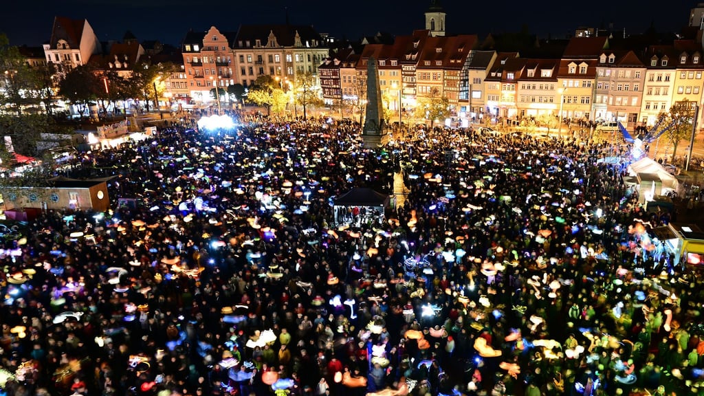 Auf dem Erfurter Domplatz wird wieder ein Ökumenisches Martinsfest gefeiert. (Archivbild)