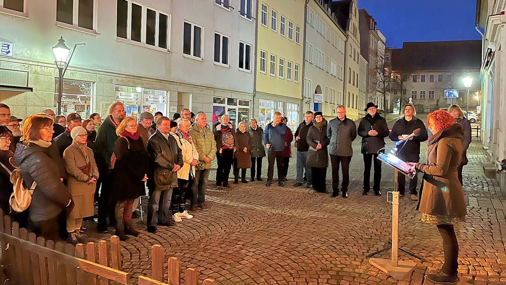 Pogromgedenken in der Zeitzer Judenstraße vor dem ehemaligen jüdischen Betsaal mit rund 60 Teilnehmenden 