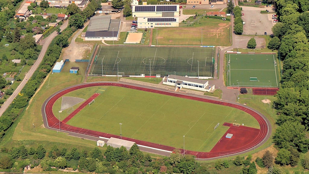 Das Friesenstadion zu Sangerhausen aus der Vogelperspektive. Hier kam es am Sonntagnachmittag zum Spielabbruch.